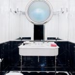 Toaleta dla gości została urządzona na zasadzie kontrastu - z czarnym marmurem i czarną posadzką.