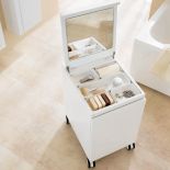 Toaletka na kółkach Esprit z lustrem w pokrywce i przegródkami na drobiazgi. KLUDI