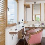 Toaletka z marmurowym blatem służy czasem za biurko.