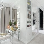 W GARDEROBIE PATRYCJI, która zajmuje powierzchnię przeciętnego M-3, mieści się, niczym w szkatułce, czarny pokoik,