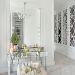 Toaletka z lustrzanego szkła marki Arte Veneziana. Topowe miejsce w garderobie zajmują ubrania polskiej kreatorki