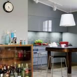 Ton kuchni nadają szarości błyszczace i matowe. Prostemu drewnianemu stołowi szlachetności i urody dodały stalowe