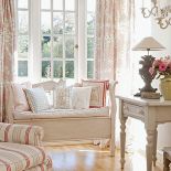 Tradycyjna ława z nowoczesnymi poduszkami.