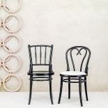 Zakręcone krzesła: gięte, modne i wygodne