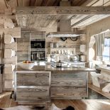 Tradycyjne góralskie budownictwo, takie z wełnianką między płazami - czyli drewnem pociętym na długie pasy.