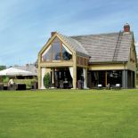 Tradycyjny dom urządzony rzeczami zwiezionymi z całego świata.