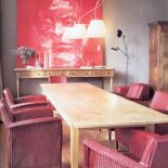 Tradycyjny splot i modna czerwień. Za fotel Deauville (z maty lloyd loom) firmy Vincent Sheppard zapłacimy 1932 zł. DECOLOR