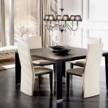 Tradycyjny stół i nowoczesne krzesła z przedłużonym oparciem. HEBAN