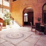 Trawertynowa mozaika firmy L’Antic Colonial: płytka Travertino Moka – 549 zł/m². GALERIE VENIS