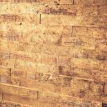 Trawertynowa płytka z nierówną fakturą została pokryta warstwą złota. YETI