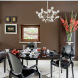 Trawertynowa podłoga w kuchni, holu i na schodach dodaje pomieszczeniom uroku.