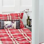 Trochę Orientu, szczypta Skandynawii (obie poszwy na kołdrę po 69,99 zł poszewki na poduszkę 19,99 zł) i angielska krata