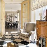 W całym domu przeplatają się styl pałacowy z rustykalnym.