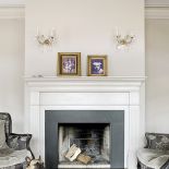 W całym domu przeplatają się styl pałacowy z rustykalnym.