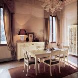 Trochę romantyzmu nie zaszkodzi. Kolekcja Glamour z drewna orzecha: stół - 7500 zł, krzesło - 1580 zł, kredens -