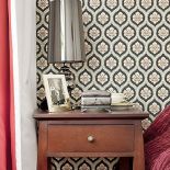 Trójwymiarowa tapeta, która choć zdobi tylko jedną ścianę w sypialni, ubiera całe wnętrze – tak jest wyrazista, barokowa i