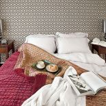 Trójwymiarowa tapeta, która choć zdobi tylko jedną ścianę w sypialni, ubiera całe wnętrze – tak jest wyrazista, barokowa i