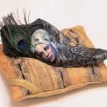 Trzewik z pawim piórem. Dom-patchwork Bożeny Łęckiej