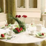 Trzy kolory: biel, czerwień i zieleń. W roli głównej kolekcja Biały Len z delikatnymi żłobieniami. Talerz płytki kosztuje 38