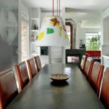 Trzymetrowy, lity kawałek drewna na stół sprowadzony został z Indii. Krzesła także pochodzą z Indii.