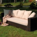 Trzyosobowa sofa z odpornego na promienie słoneczne techno-rattanu w kolorze wenge. DAJAR