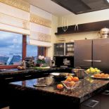 Tu wszystko jest wyjątkowe - można nawet jeździć windą z pokoju do pokoju.