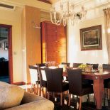 Tu wszystko jest wyjątkowe - można nawet jeździć windą z pokoju do pokoju.