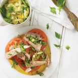 Tuńczyk na pomidorach. Nowalijki w stylu orientalnym