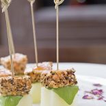 Tuńczyk z sezamem na gruszce. Szybkie przekąski na letnie przyjęcie