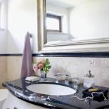 Turkus, komiksy, styl klasyczny i nowoczesność. Wymarzony dom nad brzegiem jeziora.