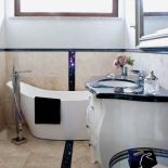 Turkus, komiksy, styl klasyczny i nowoczesność. Wymarzony dom nad brzegiem jeziora.