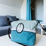 Turkusowe dodatki nadają marynistyczny charakter.