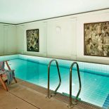 Tutaj można połączyć dwie przyemności: przy okazji pływania podziwiać dobre malarstwo.