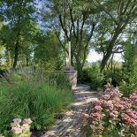 Geometryczne kształty w ogrodzie łagodzą bujne trawy