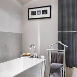 Tuż obok biel i szarości, które pozwalają odrobinę odpocząć.