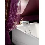 Tuż przy wannie wiszą zwiewne zasłonki.