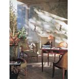 Tworzy go biurko z kolekcji Ateliers (12 500 zł) oraz fotele z oparciami z rafii (3000 zł). Obok biurka