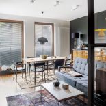 Tyle tu planów, rekwizytów, tajemniczych zwrotów akcji. Mieszkanie ma tylko 60 metrów, a ile się dzieje.