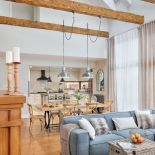 Tylko naturalne materiały i barwy: drewno i len, beże i szarości.