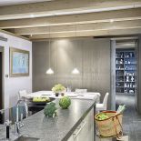 Tylko naturalne materiały: kamień, szkło, drewno. Cały dom pani Jolanta umeblowała sama.