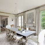 Tylko naturalne materiały: kamienna podłoga, lniane kotary, drewniane meble.