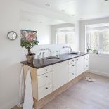 Tylko wielkie, wygodne łóżko, a przy nim stoliki nocne z charakterystycznymi czarnymi lampami Bourgie, które