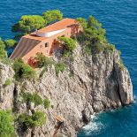 Tylko wizjoner architektury albo genialny amator mógł wpaść na pomysł takiego domu.