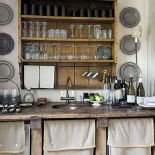 Typowe na południu Europy rozwiązanie: w szafkach lniane zaslony zamiast drewnianych drzwiczek.