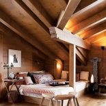 Ubrana we wzorzyste bawełny przywiezione z Azji. Obok łóżka postawił totem, prezent urodzinowy od przyjaciół - narciarzy.