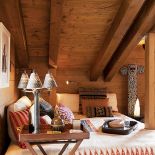 Ubrana we wzorzyste bawełny przywiezione z Azji. Obok łóżka postawił totem, prezent urodzinowy od przyjaciół - narciarzy.