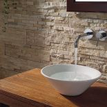 Udane połączenie: drewno egzotyczne, porcelana, kamień i chrom (bateria umywalkowa Y1215 w cenie 484 zł), OMNIRES