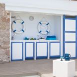 Udekorowana jest kołami ratunkowymi.