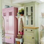 Udekorowany wzorem z szablonu. Kłujący oset