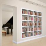 Ukryta w ścianie biblioteka Modern jest robiona na wymiar, z mdf-u i okleiny dębowej. EMPROJEKT STUDIO